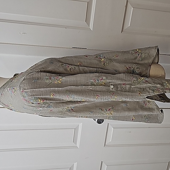 Floral Embroidered Button-Up Blouse - Picture 5 of 12